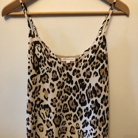 Socialite Leopard Print Scalloped V neck Tank - Picture 5 of 6